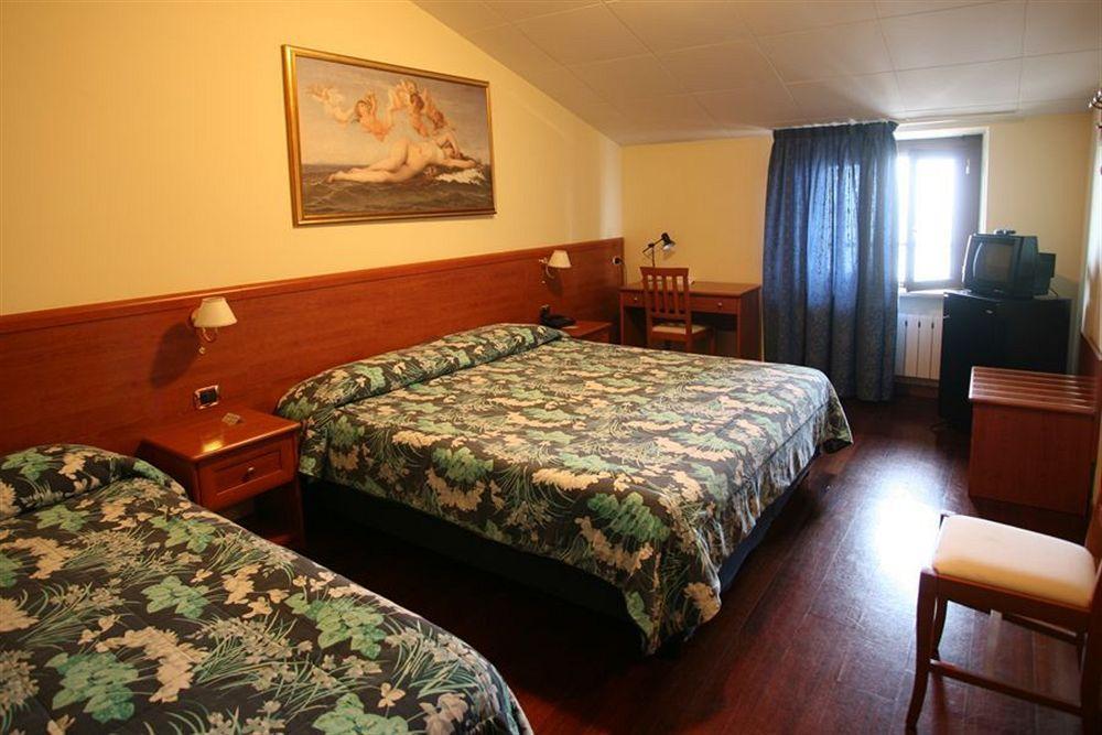 Hotel I Duchi Камерино Экстерьер фото
