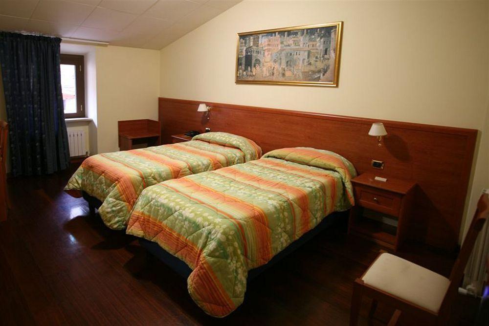 Hotel I Duchi Камерино Экстерьер фото